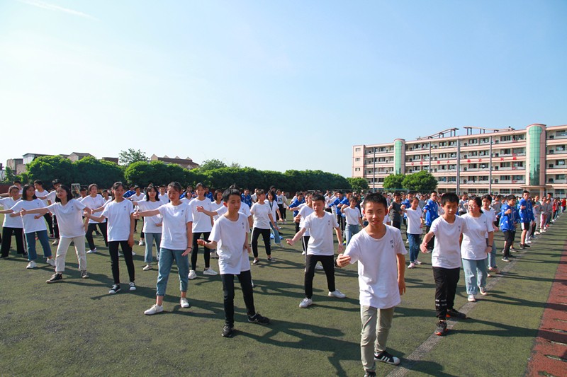 壯觀！三千多學(xué)生在江安中學(xué)運動場比賽打太極