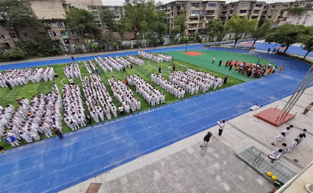 成都市田家炳中學(xué)一年學(xué)費是多少？